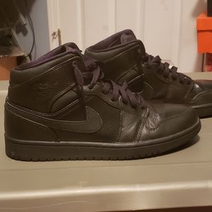 Black Jordan 1 Retro mid